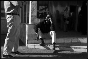 Тс, всю банду запалишь. В августе 2005 г. Барак Обама, тогда сенатор США, вместе со своим коллегой Ричардом Лугаром на три часа были задержаны в пермском аэропорту "Большое Савино". Со ссылкой на информированные источники тогда сообщалось, что пограничники решили досмотреть спецсамолет, на котором летели сенаторы.

Комментируя инцидент, представитель посольства США в РФ заявил 29 августа 2005 г. "Интерфаксу", что причиной задержки лайнера стало "отсутствие понимания относительно статуса рейса".

На фото: Барак Обама в аэропорту "Большое Савино" (Пермь) ожидает рейс, задержанный пограничниками.  

Ну и с Анжелкой Меркель тоже не всё чисто