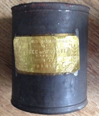 Консервы . Наполеон Бонапарт в 1795 году объявил о вознаграждении любому, кто отыщет возможность сохранять продукты свежими на протяжении долгого времени. Победителем конкурса стал повар Николя Франсуа Аппер. Его варенья, бульоны и жареное мясо, помещенные в стеклянные банки и нагретые, вскрыли через восемь месяцев, и все продукты были в абсолютной целости. В 1809 году Апперу присудили государственную премию и удостоили почетного звания "Благодетель человечества". Вот только стекло было не очень надежным и легко билось . Первая жестяная банка появилась в 1812 г. , изобретатель механик Питер Дюран. Был оформлен патент, и с 1826 г. консервы выглядят почти как сегодня .
А в 1897 г. инженер-изобретатель Евгений Фёдоров придумал консервную банку с подогревом   банка была с двойным дном, в которое помещали воду и негашёную известь. При повороте днища вода и известь вступали в химическую реакцию, и таким образом банка нагревалась.