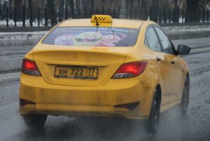 В январе месяце шёл с супругой из магазина вдоль дублёра Варшавского шоссе.  По дублеру пролетел форд с наклейкой Яндекс такси,причём скорость была явно за 100 км/ч. На дороге снег. Через метров 200, такси заносит он вылетает на тротуар, чудом не задев пешеходов, и далее на газон. Пока он пытался выехать из снега на газоне, я удачно сфотографировал машину, и позвонил в службу поддержки яндекс такси, и всё рассказал. Через 40 минут мне позвонили и сказали что данного водителя вызвали в офис для объяснения, а на следующий день, позвонили и сказали что его уволили, так же прислали на почту письмо о подтверждение его увольнения. 
Данное видео можно спокойно скинуть в офис таксопарка, и скорее всего что данное чудо лишиться баранки!