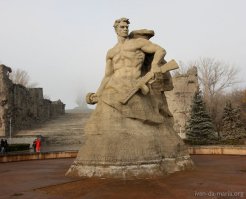 Воевали за интересы политика, а не за свой дом, бомбами которые не взрываются. С расчетом на то, что у бритов нет нормального флота. Ну не больные? Бриты весь мир с помощью флота подчинили.
А потом такой пассаж - сдались ТЫСЯЧАМИ. После одного дня боев. Воины бл.ядь.
И до сих пор обижаются.