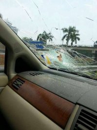 Кусок арматуры влетел через лобовое стекло в салон автомобиля. Лишь по счастливой случайности стальной прут прошел мимо пассажира и не задел ребенка, который спал на заднем сиденье.