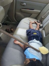 Кусок арматуры влетел через лобовое стекло в салон автомобиля. Лишь по счастливой случайности стальной прут прошел мимо пассажира и не задел ребенка, который спал на заднем сиденье.