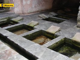 В древнем Риме мочой стирали
Сохранившаяся до наших дней средневековая общественная прачечная в Палермо, Сицилия, Италия.
Стирали в основном только нательное белье, постельное белье и детские вещи. В богатых домах, конечно, стираль больше   и скатерти, и салфетки и прочее, но там это делал целый штат прислуги. Парадную одежду чаще всего не стирали, а просто держали над паром, а потом чистили щеткой. Это же касается одежы тяжелой, шерстяной, подбитой мехом, и многих головных уборов.

Чтобы от стирки до стирки поддерживать пристойный запах белье и одежду проветривали, вывешивая на улице или над дымящимися благовониями (например, ладаном). Это обеспечивало довольно приятный аромат.
Приспособления для стирки были тоже незамысловатые   на палку наматывали белье и колотили ей о камни; терли белье камнями или ребристой доской (рубелем). Мяли, жали, колотили грязное белье. Клали в огромные бочки, заливали мочой и залезали внутрь   топтать его ногами. После этого белье заливали чистой водой и кидали туда раскаленные камни, тем самым доводя воду до кипения. А уж потом полоскали и полоскали  в реке, ручейке, океане .

Сушили белье развешивая на веревках или просто раскладывая на траве. Оставленное на солнце полотно на 40 дней становилось идеально белым. Ткань шелковую и шерстяную отбеливали другим способом   влажную ткань развешивали над серным дымом. Это, правда, вредило волокнам 

Вообще, проблема отбеливателей и пятновыводителей стояла довольно остро. Книг с рецептами пятновыводителей было не меньше, чем кулинарных. Для приготовления щелочных растворов использовалось даже известь, что довольно опасно. Более щадящие варианты стиральных смесей включали золу из винных дрожжей (сушеного жмыха винограда, оставшегося после брожения), корни горечавки, и даже золу из гороха.