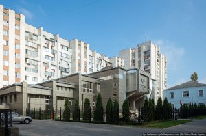 Родственники живут в Приднестровье, бываю там 2 раза в год. Похоже фотограф специально хочет показать всю отсталость и совковость. А вот Приднестровье с другой стороны. Да люди живут там небогато, но зато 90% поддерживают Россию и всей душой хоте ли бы стать ее частью. Пенсионерам исправно платят пенсии, на крупных предприятиях типа Молдаской ГРЭС зарплату. Плюс дешевые фрукты, овощи и долгое жаркое лето.  Валюта у них своя, стоит почему то дороже и рубля, и гривны, и леи. Машины там намного дешевле и в основном не новые, но за то в очень-очень ухоженном состоянии. Республика которая смогла живя 25 лет в блокаде, жить лучше чем та же Молдова.