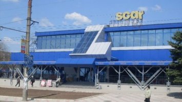 Родственники живут в Приднестровье, бываю там 2 раза в год. Похоже фотограф специально хочет показать всю отсталость и совковость. А вот Приднестровье с другой стороны. Да люди живут там небогато, но зато 90% поддерживают Россию и всей душой хоте ли бы стать ее частью. Пенсионерам исправно платят пенсии, на крупных предприятиях типа Молдаской ГРЭС зарплату. Плюс дешевые фрукты, овощи и долгое жаркое лето.  Валюта у них своя, стоит почему то дороже и рубля, и гривны, и леи. Машины там намного дешевле и в основном не новые, но за то в очень-очень ухоженном состоянии. Республика которая смогла живя 25 лет в блокаде, жить лучше чем та же Молдова.