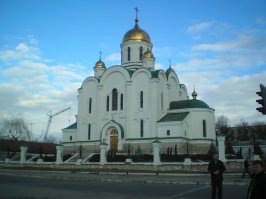 Родственники живут в Приднестровье, бываю там 2 раза в год. Похоже фотограф специально хочет показать всю отсталость и совковость. А вот Приднестровье с другой стороны. Да люди живут там небогато, но зато 90% поддерживают Россию и всей душой хоте ли бы стать ее частью. Пенсионерам исправно платят пенсии, на крупных предприятиях типа Молдаской ГРЭС зарплату. Плюс дешевые фрукты, овощи и долгое жаркое лето.  Валюта у них своя, стоит почему то дороже и рубля, и гривны, и леи. Машины там намного дешевле и в основном не новые, но за то в очень-очень ухоженном состоянии. Республика которая смогла живя 25 лет в блокаде, жить лучше чем та же Молдова.