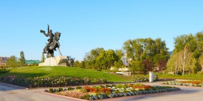 Родственники живут в Приднестровье, бываю там 2 раза в год. Похоже фотограф специально хочет показать всю отсталость и совковость. А вот Приднестровье с другой стороны. Да люди живут там небогато, но зато 90% поддерживают Россию и всей душой хоте ли бы стать ее частью. Пенсионерам исправно платят пенсии, на крупных предприятиях типа Молдаской ГРЭС зарплату. Плюс дешевые фрукты, овощи и долгое жаркое лето.  Валюта у них своя, стоит почему то дороже и рубля, и гривны, и леи. Машины там намного дешевле и в основном не новые, но за то в очень-очень ухоженном состоянии. Республика которая смогла живя 25 лет в блокаде, жить лучше чем та же Молдова.