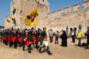 Родственники живут в Приднестровье, бываю там 2 раза в год. Похоже фотограф специально хочет показать всю отсталость и совковость. А вот Приднестровье с другой стороны. Да люди живут там небогато, но зато 90% поддерживают Россию и всей душой хоте ли бы стать ее частью. Пенсионерам исправно платят пенсии, на крупных предприятиях типа Молдаской ГРЭС зарплату. Плюс дешевые фрукты, овощи и долгое жаркое лето.  Валюта у них своя, стоит почему то дороже и рубля, и гривны, и леи. Машины там намного дешевле и в основном не новые, но за то в очень-очень ухоженном состоянии. Республика которая смогла живя 25 лет в блокаде, жить лучше чем та же Молдова.
