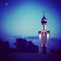 Родственники живут в Приднестровье, бываю там 2 раза в год. Похоже фотограф специально хочет показать всю отсталость и совковость. А вот Приднестровье с другой стороны. Да люди живут там небогато, но зато 90% поддерживают Россию и всей душой хоте ли бы стать ее частью. Пенсионерам исправно платят пенсии, на крупных предприятиях типа Молдаской ГРЭС зарплату. Плюс дешевые фрукты, овощи и долгое жаркое лето.  Валюта у них своя, стоит почему то дороже и рубля, и гривны, и леи. Машины там намного дешевле и в основном не новые, но за то в очень-очень ухоженном состоянии. Республика которая смогла живя 25 лет в блокаде, жить лучше чем та же Молдова.