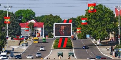 Родственники живут в Приднестровье, бываю там 2 раза в год. Похоже фотограф специально хочет показать всю отсталость и совковость. А вот Приднестровье с другой стороны. Да люди живут там небогато, но зато 90% поддерживают Россию и всей душой хоте ли бы стать ее частью. Пенсионерам исправно платят пенсии, на крупных предприятиях типа Молдаской ГРЭС зарплату. Плюс дешевые фрукты, овощи и долгое жаркое лето.  Валюта у них своя, стоит почему то дороже и рубля, и гривны, и леи. Машины там намного дешевле и в основном не новые, но за то в очень-очень ухоженном состоянии. Республика которая смогла живя 25 лет в блокаде, жить лучше чем та же Молдова.