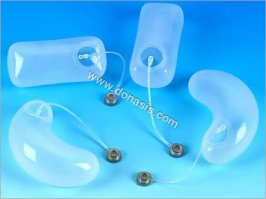 Там, думаю, весь смысл кроется в том, что нужен большой участок кожи, который бы вытянулся и позволил обтянуть "ухо". Так, к примеру, часто для трансплантации кожи вставляют в районе лопаток специальные баллоны, которые постепенно подкачивают. Кожа растягивается, ее потом срезают и используют в нужном месте.