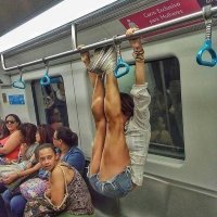 Обама решил за границу в женском платье на метро сбежать... как Керенский...