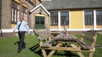 Все нарушители правопорядка проживают в комнатах с современным ремонтом, а еда для них готовится профессиональными поварами.
Мобильные телефоны здесь запрещены, но всегда можно позвонить из этих телефонных будок. А еще узники трижды в неделю вправе принимать посетителей, причем во время этих визитов им можно заниматься сексом.