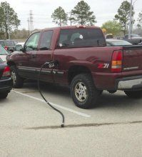 есть видео где обрыв шланга разбивает машину, колонку и голову мужика. незщаметить невозмоджно