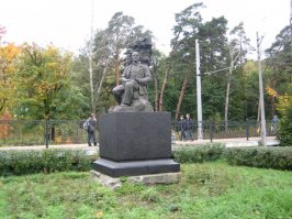 В Разливе есть еще один памятник Ленину - у ж/д платформы Разлив