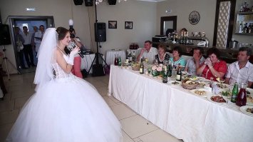 Слёзы и искренняя радость отцов, впервые увидевших своих дочерей в свадебных платьях  