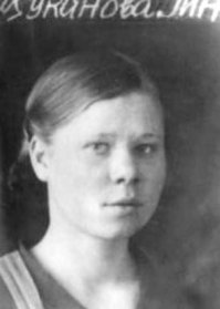 Единственная нормальная фотография, которую удалось найти. Родилась: 14 сентября 1924 г.
Умерла: 15 августа 1945 г., Чхонджин, Северная Корея. Погибла она в 20 лет.