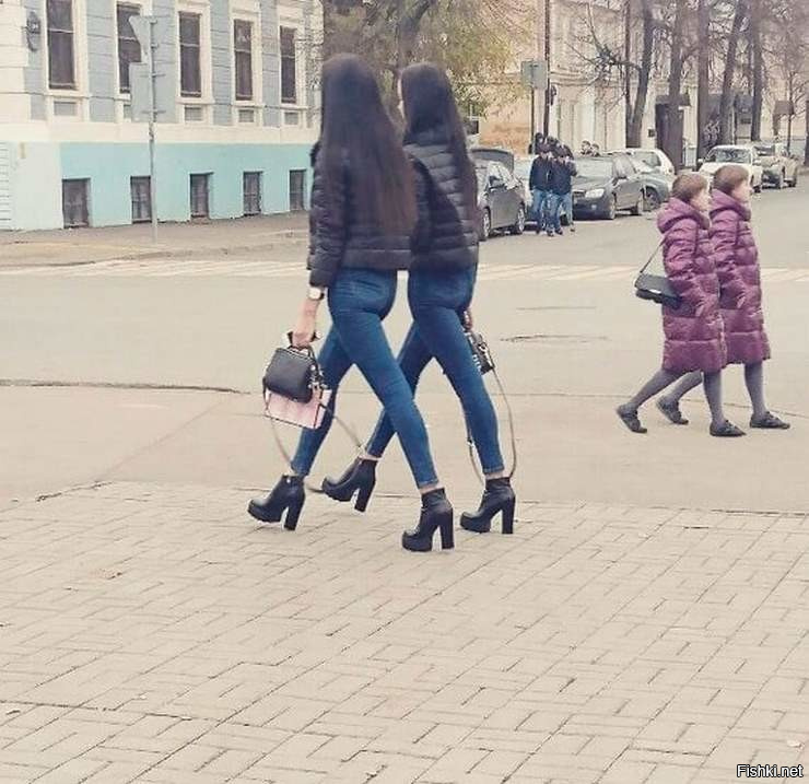 К чему этот топорно сделанный монтаж?!  когда уже смеяться можно?
