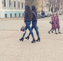 К чему этот топорно сделанный монтаж?!  когда уже смеяться можно?