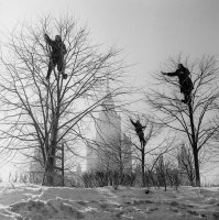 это фото Виктора Ахломова называется "На Ленинских горах" 1960 год. А фото " Грачи прилетели" снято в 1964 году Миколой Гнисюк. Прежде чем создавать посты проверяйте себя