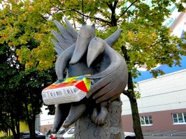 Это вообще-то памятник плавленому сырку "Дружба", но тоже красиво.