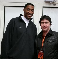 Скотти Пипен у нас в Красноярске. На фото с Дмитрием Патриным ( моим знакомым ), менеджером БК "Енисей" Красноярск.