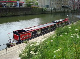 А я как-то в Лондоне на небольшой протоке увидел вот такое судно. Да, не дебаркадер, но наверняка очень комфортное для жизни.