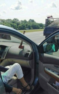 Полный снимок  2. И что-то пассажир не выглядит везучим...