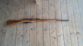 Моя красавица 
Нечастая американская трёхлинейка. Год выпуска предположительно 1916. Была в останках родного дерева, пришлось "здоровое" ложе прикупить. Клеймо "Ремингтон".

В инете нашел такую инфу:
"...Для заказа 3-линейных винтовок обр. 1891 года "русского чертежа" в 1915 году были выбраны компании "Ремингтон" и "Вестингауз". Первый заказ на 1.000.000 винтовок был выдан "Ремингтону" в январе, а до сентября было заказано еще 500.000. С "Вестингауз" до августа заключили два контракта на 1.800.000 винтовок. Хотя производство оружия на "Вестингаузе" ставили заново, сроки поставок были одинаковы для обеих фирм - с января 1916 года по апрель 1917 года.

Поставщиками "Ремингтон" и "Вестингауз" оказались неисправными. Производство ставилось медленно. В октябре 1916 года "Вестингауз" попросил сдвинуть сроки на полгода, и русско-английской комиссии пришлось на это согласиться - при том, что еще в начале года был поставлен вопрос о новом заказе в США 2.700.000 стволов.

Качество 3-линейных винтовок американского изготовления не удовлетворяло русских военных. В журнале Оружейного отдела Арткома в сентябре 1916 года о "винтовках Ремингтона" было отмечено, что "главные причины задержек... слабость пружины подавателя и залегание отсечки-отражателя в своем гнезде". Кроме того, у многих винтовок острая грань ствольной коробки приводила к порезам руки, плохо были зачищены боковые поверхности прицельной рамки. Отдел рекомендовал "предварительно выдачи винтовок в войска, пересмотреть их в мастерских тыловых или внутренних округов".

Разобраться в ситуации поручили "крестному отцу" 3-линейной винтовки генералу А.К. Залюбовскому. Посетив заводы, он сообщал: "Оружейный Ремингтона... начал опять подавать браки... У Вестингауза я наткнулся на целую фабрику, где в собранных уже винтовках направляют молотками, опиливают, перегибают и таким образом отлаживают все пружины и мелкие части". Причинами задержек были "плохая организация производства, забастовки, недостаток рабочих рук и опытного технического персонала.., отсутствие лекал".

Интересно заключение о "Вестингаузе": "У нас нет средств заставить заводы, случайно ставшие оружейными и преследующие исключительно коммерческие цели, делать действительно годные ружья. Подробное исследование предприятий Ремингтона и Вестингауза и обзор предложений... подтвердило мне, что получать в Америке сносные винтовки нельзя".

К январю 1917 года "Ремингтон" сдал только 9 процентов от объема контрактов, а "Вестингауз" - 12,5. При этом из-за браковки винтовок завод "Ремингтон" был, по сообщениям Залюбовского, близок к краху, и русскому военному ведомству предлагали взять завод под свое управление или купить его станки. Залюбовский даже предложил "целиком перенести оборудование Ремингтона в Екатеринослав", где в это время готовились к постройке нового завода. Так что в 1918 году в России мог появиться еще один современный оружейный завод.

Все же к февралю производство удалось наладить. Но тут фирмы заявили "нежелание продолжать работу без обеспечения им всех убытков". На конференции союзников в Петрограде представители Англии потребовали сократить русские заказы в США до 1.100.000 штук, то есть втрое, ссылаясь на сложности финансирования. Оставшиеся у фирм винтовки в 1918 году выкупило правительство США. Позже большинство из них продали Национальной стрелковой ассоциации по цене 3 доллара за штуку. Так что по сию пору "русская военная винтовка Мосина-Нагана" не считается в США редкостью.

"Пересмотр" винтовок в России создал новые трудности. В марте 1917 года ГАУ разрешило высылать американские винтовки в мастерские фронтов без исправления: подготовка весеннего наступления требовала срочной отправки оружия. Но мастерские оказались заваленными работой, и американские винтовки передали на Московский артсклад, затем часть отправили на Киевский окружной склад. На многие американские винтовки ставили затворы русского производства. Когда 30 мая 1917 года пришел запрос от монгольского правительства о продаже ему "трехлинеек", ГАУ с удовольствием "сплавило" 1200 стволов американского производства. "Американские" винтовки охотнее, чем русские, отпускали для производства различных опытов.

Всего за время войны от американских заводов Россия получила 631000 3-линейных винтовок (включая "Винчестер"), или 19,1% от объема контрактов. Американское оружие, конечно, сыграло свою роль в снабжении русской армии, однако, оно не было решающим. Для сравнения: только винтовок Арисака было получено 728.000 штук...."