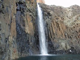 Базальтовые столбы: один из водопадов плато Путорана.