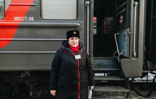 К сожалению, бОльшая часть фото - просто рекламные. Красотульки не идут на такую работу. На крайняк - диспетчерами. Мотаться в вагоне, дыша пылью, носками и перегаром за три копейки - не слишком увлекательно и романтично 
Так шо, аффтар, снимай розовые очки и принимай реальность такой, какая она есть ;)