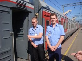 К сожалению, бОльшая часть фото - просто рекламные. Красотульки не идут на такую работу. На крайняк - диспетчерами. Мотаться в вагоне, дыша пылью, носками и перегаром за три копейки - не слишком увлекательно и романтично 
Так шо, аффтар, снимай розовые очки и принимай реальность такой, какая она есть ;)