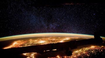 Выдержка, а это как сфотографировали? 

Температура воздуха в термосфере колеблется на разных уровнях, быстро и разрывно возрастает и может варьировать от 200 К до 2000 К.

Как летают спутники при таких температурах? Ответ я слышал, если вы его знаете то ответьте зачем писать ту температуру которая не является фактической.