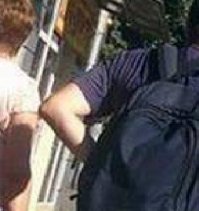 да это не тип,а бабка. вон рядом почти такая же стоит,но потолще. Ноги и жопа женские, обувь женская.   Да и вообще,есть подозрения,что тут фотошоп замешан. левая рука этого человека слишком подозрительно выглядит.