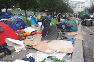 Подари мне Париж
      и "Фиалку Монмартра",
Фантастический воздух
      в столице любви...
Аромат Тюильри,
      Триумфальную арку,
Парк Монсо, где свежо
      и поют соловьи.

Подари мне Париж
      Модельяни, Лотрека,
На бульваре Клиши
      дом, где жил Пикассо...
Нотр-Дам де Пари
      и жемчужину века -
Лувр,в котором венчались
      на трон короли.

Подари мне Париж,
      кабаре Moulin Rouge,
На затерянных улочках
      свет фонарей...
И в кафе Сен-Луи
      романтический ужин,
На котором меня
      назовешь ты своей.