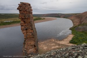 Столбик в районе Попигайского метеоритного кратера на севере Сибири.