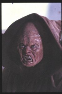 Это на 8-е марта карлик из Фантазма нарядился