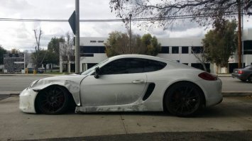 Porsche Cayman GT4
Всем хорош автомобиль Porsche: красив, удобен, быстрый и резвый. Но есть один нюанс   при ударе даже на небольшой скорости (владельцы пишут на форуме, что даже во время парковки) передними колесами в бордюр, велика вероятность, что элементы подвески пробивают облегченный алюминиевый кузов автомобиля. В Германии официальный дилер Порше выставляет счет за ремонт такого вида повреждения порядка 20 тысяч евро.