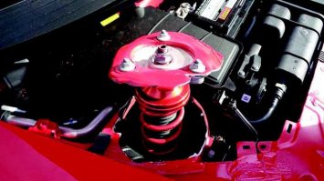 Porsche Cayman GT4
Всем хорош автомобиль Porsche: красив, удобен, быстрый и резвый. Но есть один нюанс   при ударе даже на небольшой скорости (владельцы пишут на форуме, что даже во время парковки) передними колесами в бордюр, велика вероятность, что элементы подвески пробивают облегченный алюминиевый кузов автомобиля. В Германии официальный дилер Порше выставляет счет за ремонт такого вида повреждения порядка 20 тысяч евро.