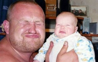 Когда детей нянчит отец ))