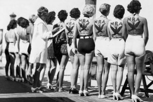 Если уж и набили татухи, то явно не все. Вон слева все спины белые