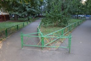 Это чтобы машины не ездили.