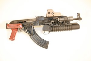 Безгильзовое заряжание вызвано прежде всего длинной ствола. ГП не должен был выперать за длинну ствола автомата. В противном случае получается вот это.