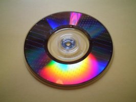 Такое ощущение, что 20 лет назад бабло распили, а сейчас чтобы чё-то показать сфотали всё, что на столе лежало.
 Ел чувак пельмешки с кетчупом, музон слушал, шарики стеклянные катал, на макет звезды смерти с печеньками смотрел.А чё думает,- сайдёт за фотки с сатурна, один хрен там никто не был :)