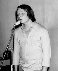 Кипелыч как-будто песенку про маленькую елочку поет :)