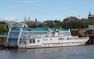 В Салехарде в командировках приходилось бывать. Причем приходилось добираться из Хантов на Метеорах, почти 1,5 суток -
 веселое приключение. Даже до Яр-Сале добирались на "Фармане Салманове".
А вот новый речной вокзал видел только на картинках.