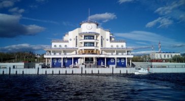 В Салехарде в командировках приходилось бывать. Причем приходилось добираться из Хантов на Метеорах, почти 1,5 суток -
 веселое приключение. Даже до Яр-Сале добирались на "Фармане Салманове".
А вот новый речной вокзал видел только на картинках.