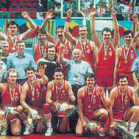 САБОНИС , МАРЧЮЛЕНИС, КУРТИНАЙТИС . ОНИ показали что баскетбол в СССР существует на высоком уровне .