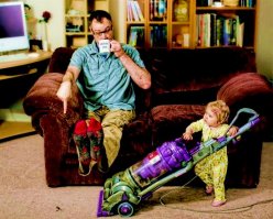 Отец года из Ирландии фотошопит свою дочь в опасные ситуации