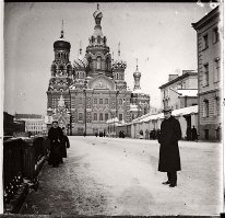 Такое ощущение,что мужика приклеили потом.